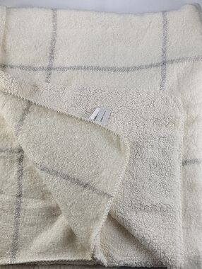 New Urban Barn Throw Blanket in Ivory
